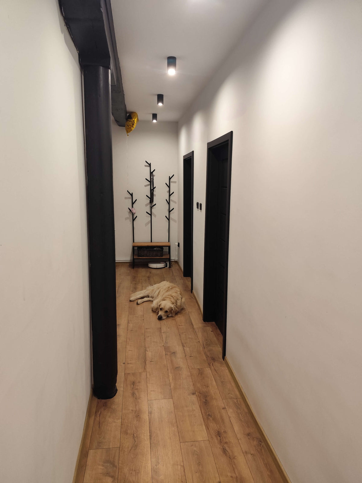 Mały przedpokój w stylu loft – jak urządzić go funkcjonalnie? - Largodes - Unikatowe meble z stali, drewna i kamienia