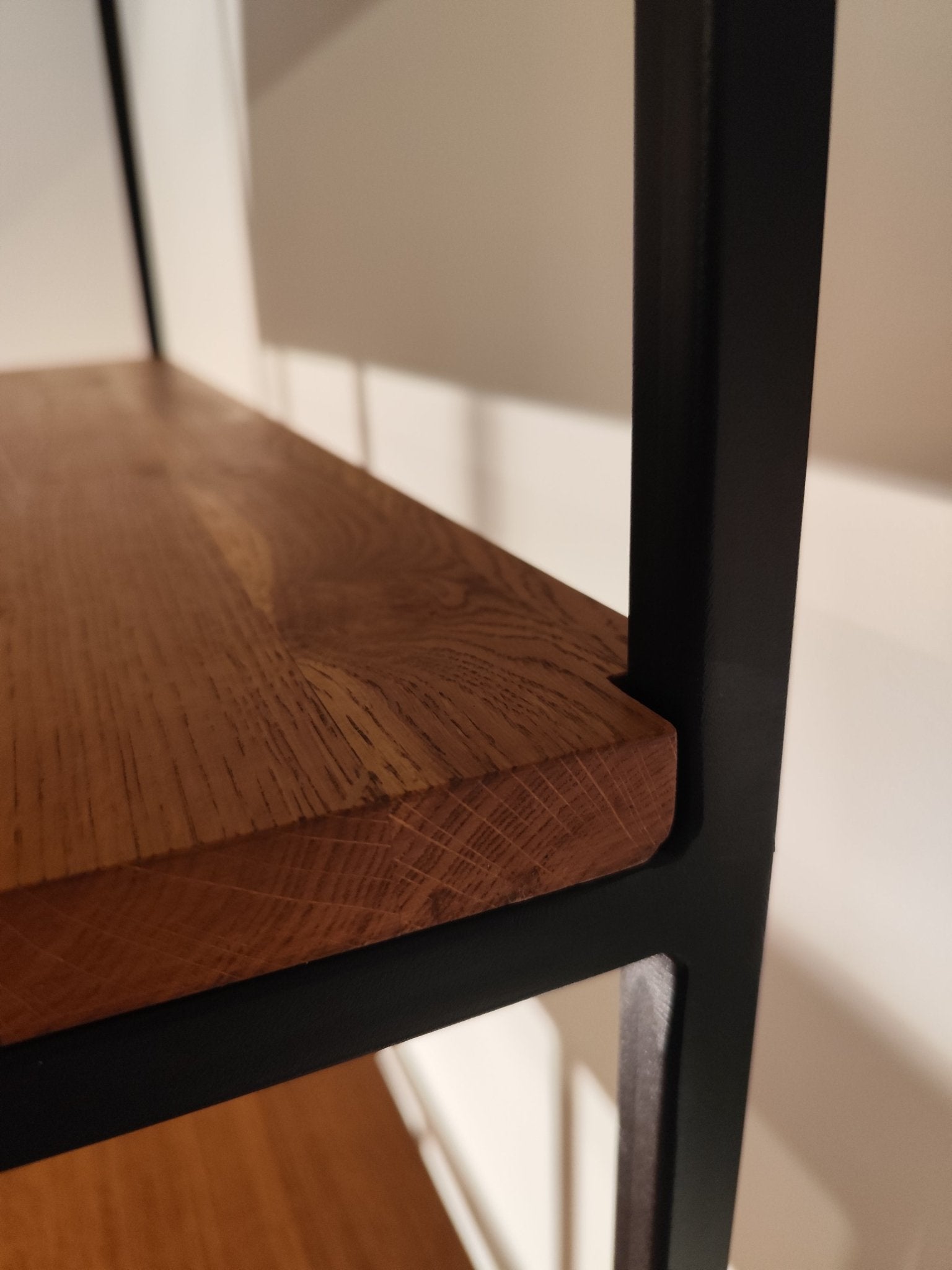 Loftowy regał - Czarny Dąb - Largodes - drewno, stal, kamień i światlo w harmonii designu