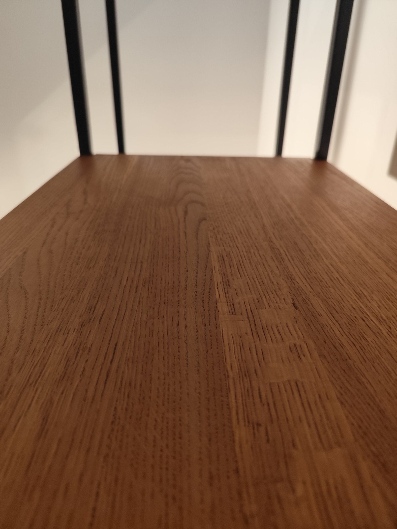 Loftowy regał - Czarny Dąb - Largodes - drewno, stal, kamień i światlo w harmonii designu