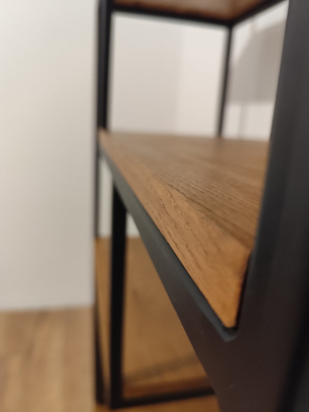 Loftowy regał - Czarny Dąb - Largodes - drewno, stal, kamień i światlo w harmonii designu