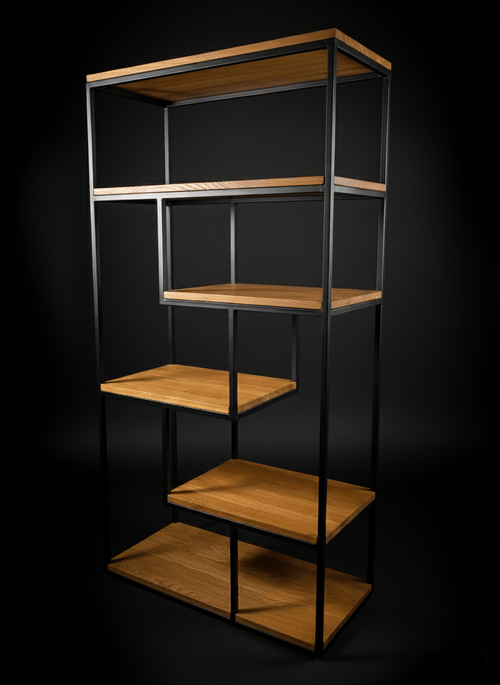 Zbliżenie na fakturę drewna regału czarny dąb marki Largodes. Detale wykończenia klasy premium.