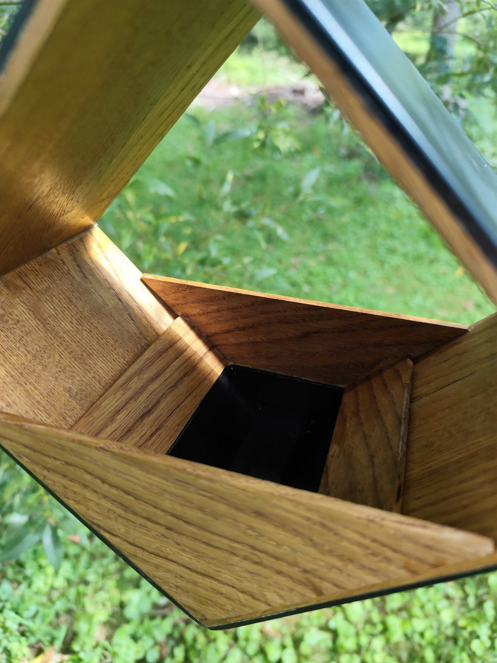 Nowoczesny karmnik dla ptaków HUGIN – dąb i stal | wiszący na balkon i ogród - Largodes - Unikatowe meble z stali, drewna i kamienia