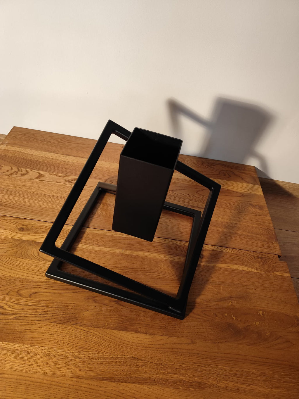 Stojak na Choinkę „LEVITÉ” – czarny mat - Largodes - drewno, stal, kamień i światlo w harmonii designu