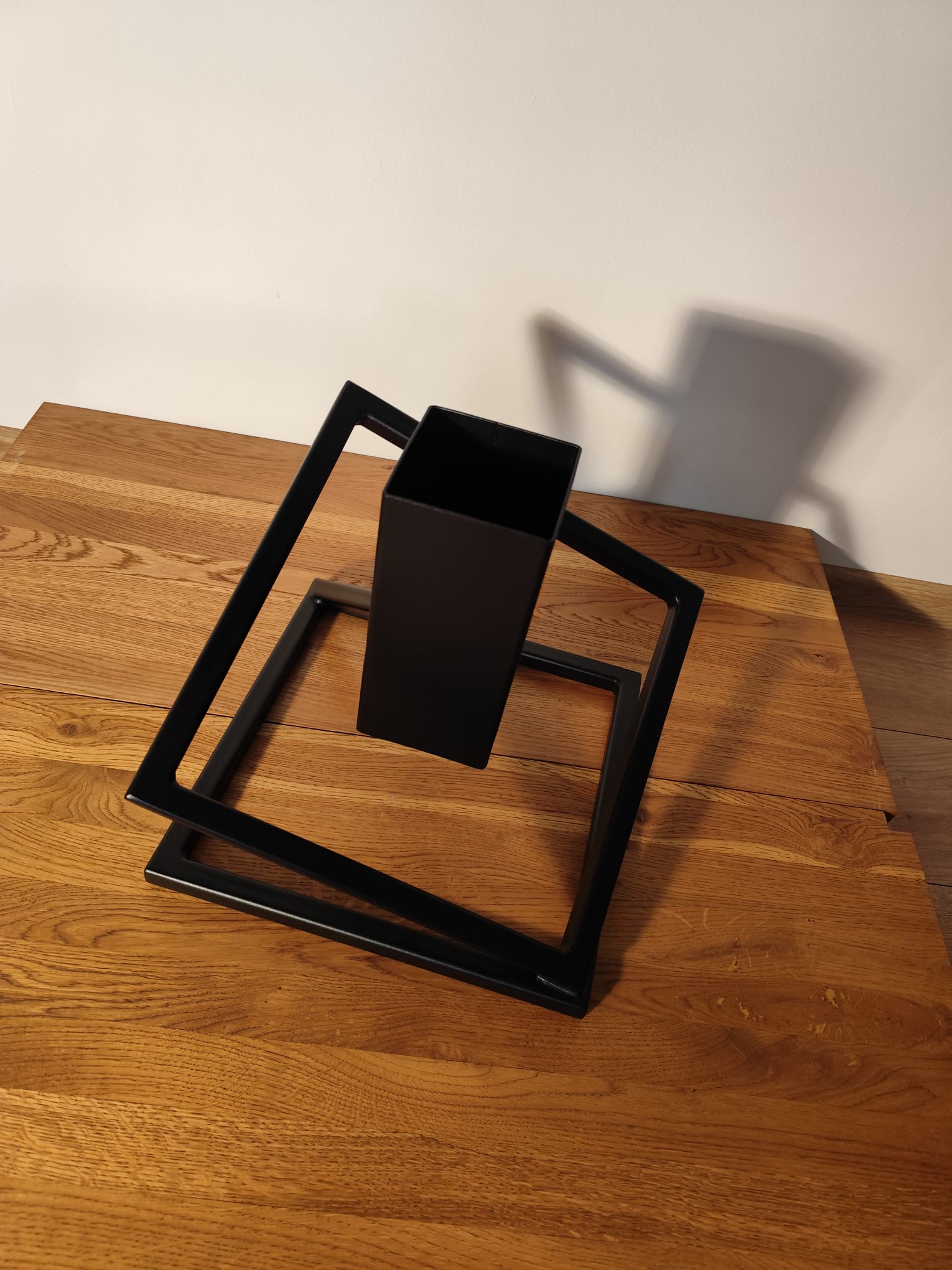 Stojak na Choinkę „LEVITÉ” – czarny mat - Largodes - drewno, stal, kamień i światlo w harmonii designu