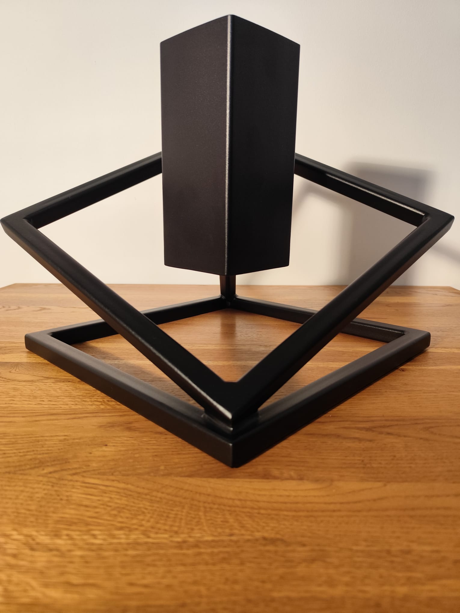 Stojak na Choinkę „LEVITÉ” – czarny mat - Largodes - drewno, stal, kamień i światlo w harmonii designu