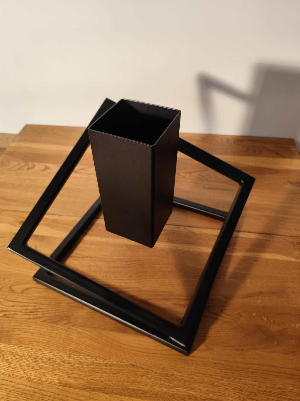 Stojak na Choinkę „LEVITÉ” – czarny mat - Largodes - drewno, stal, kamień i światlo w harmonii designu