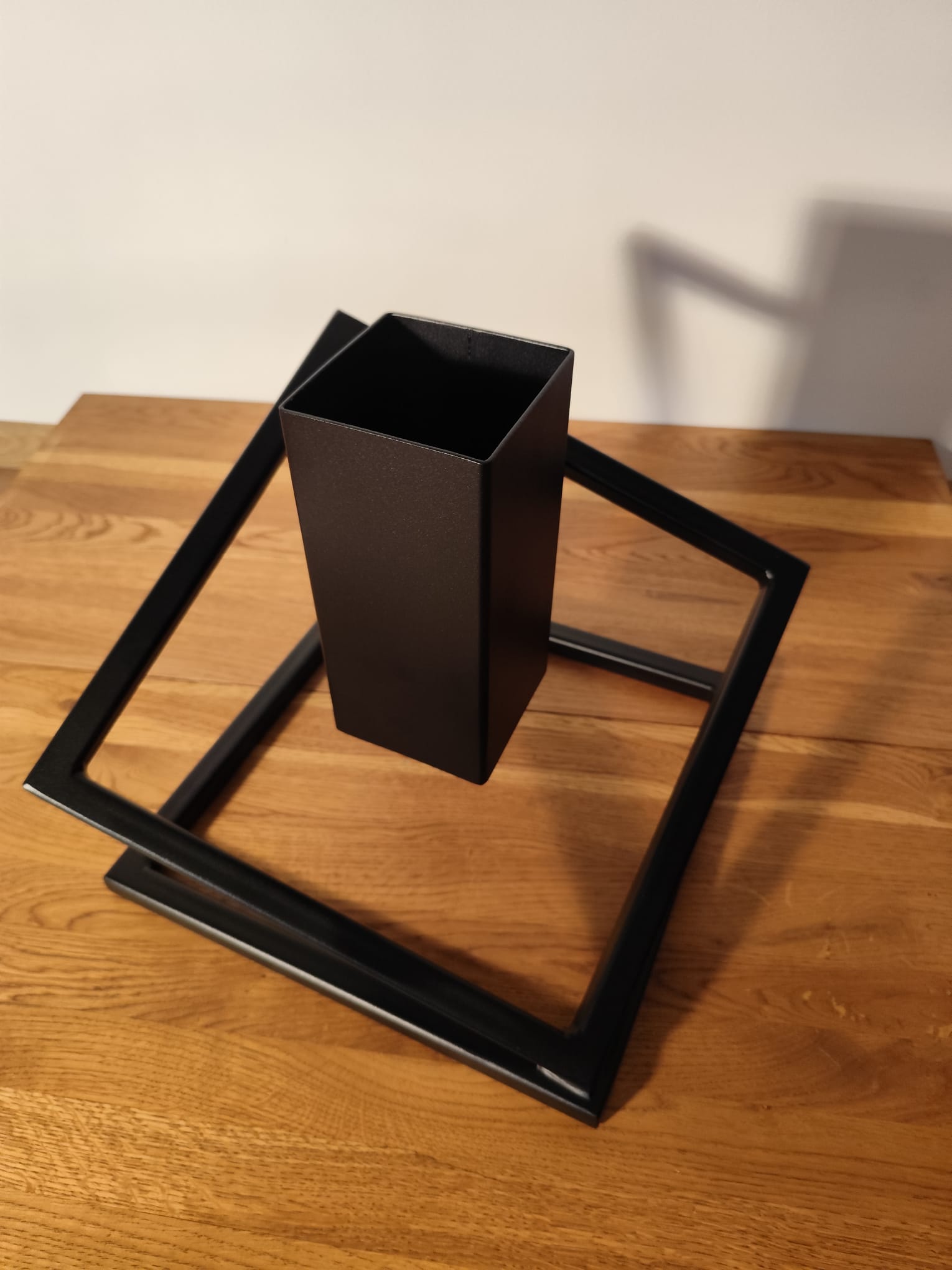 Stojak na Choinkę „LEVITÉ” – czarny mat - Largodes - drewno, stal, kamień i światlo w harmonii designu