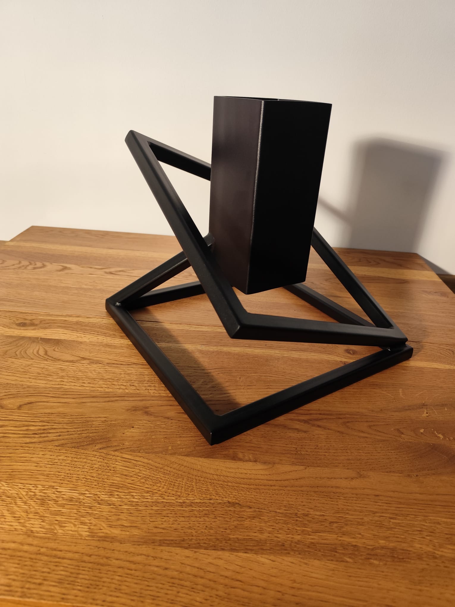 Stojak na Choinkę „LEVITÉ” – czarny mat - Largodes - drewno, stal, kamień i światlo w harmonii designu