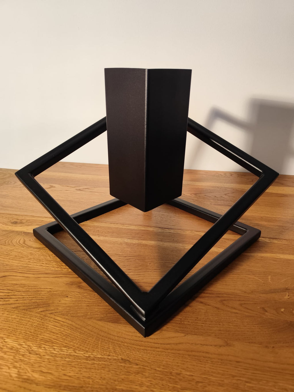 Stojak na Choinkę „LEVITÉ” – czarny mat - Largodes - drewno, stal, kamień i światlo w harmonii designu