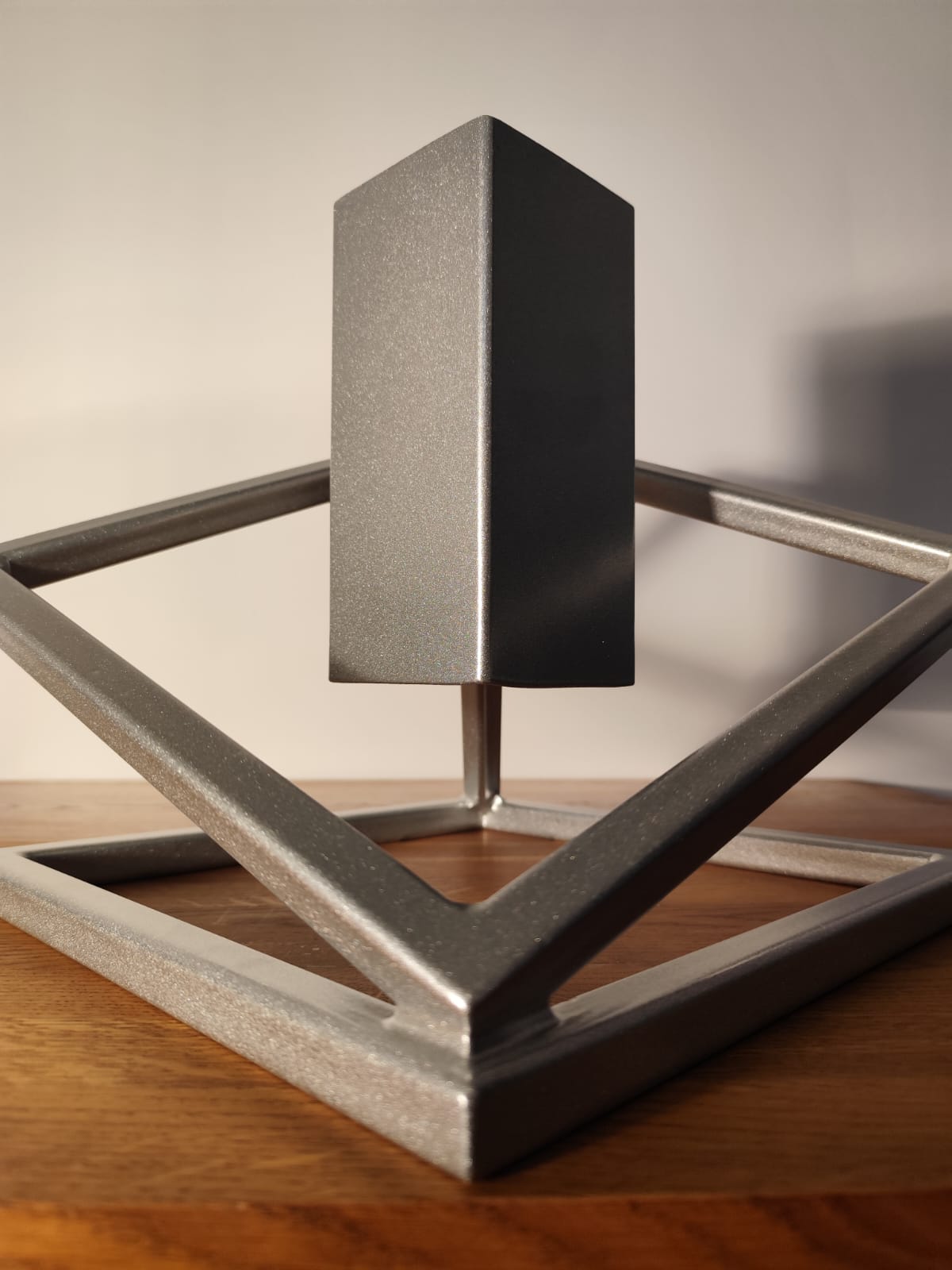 Stojak na Choinkę „LEVITÉ” – srebrny - Largodes - drewno, stal, kamień i światlo w harmonii designu