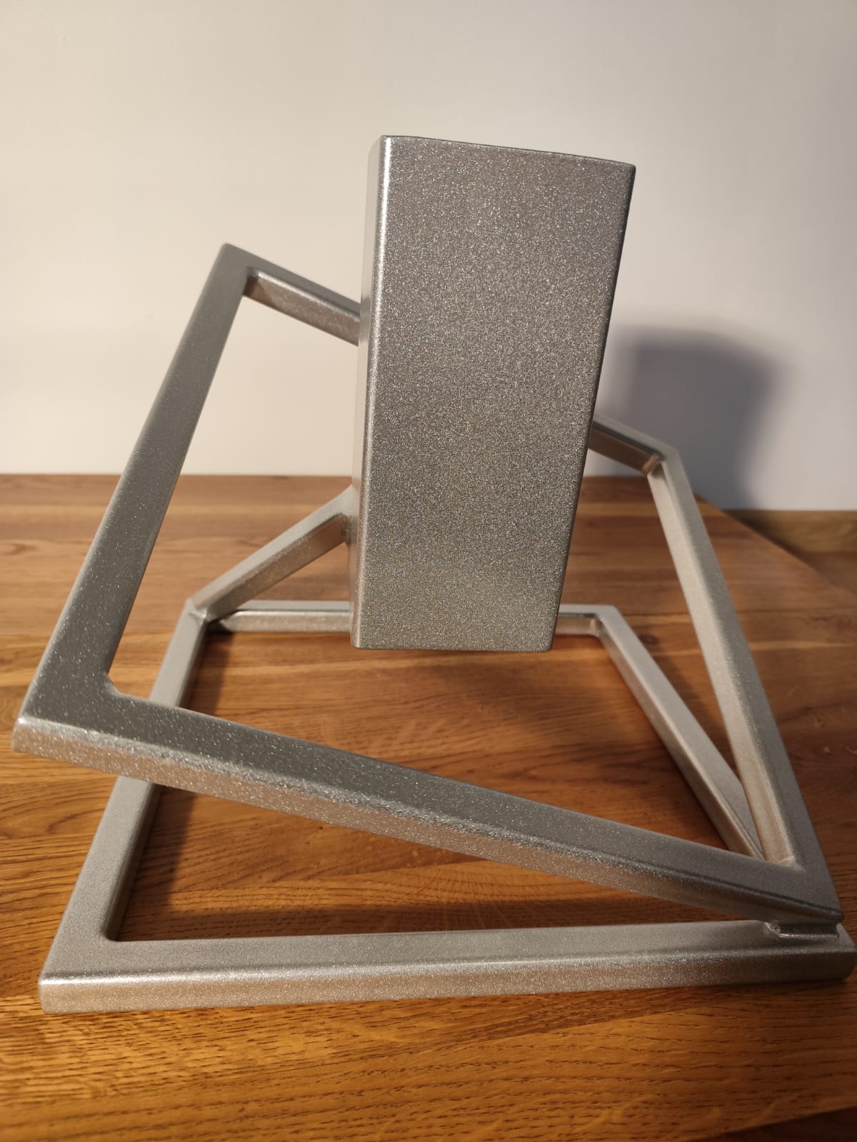 Stojak na Choinkę „LEVITÉ” – srebrny - Largodes - drewno, stal, kamień i światlo w harmonii designu