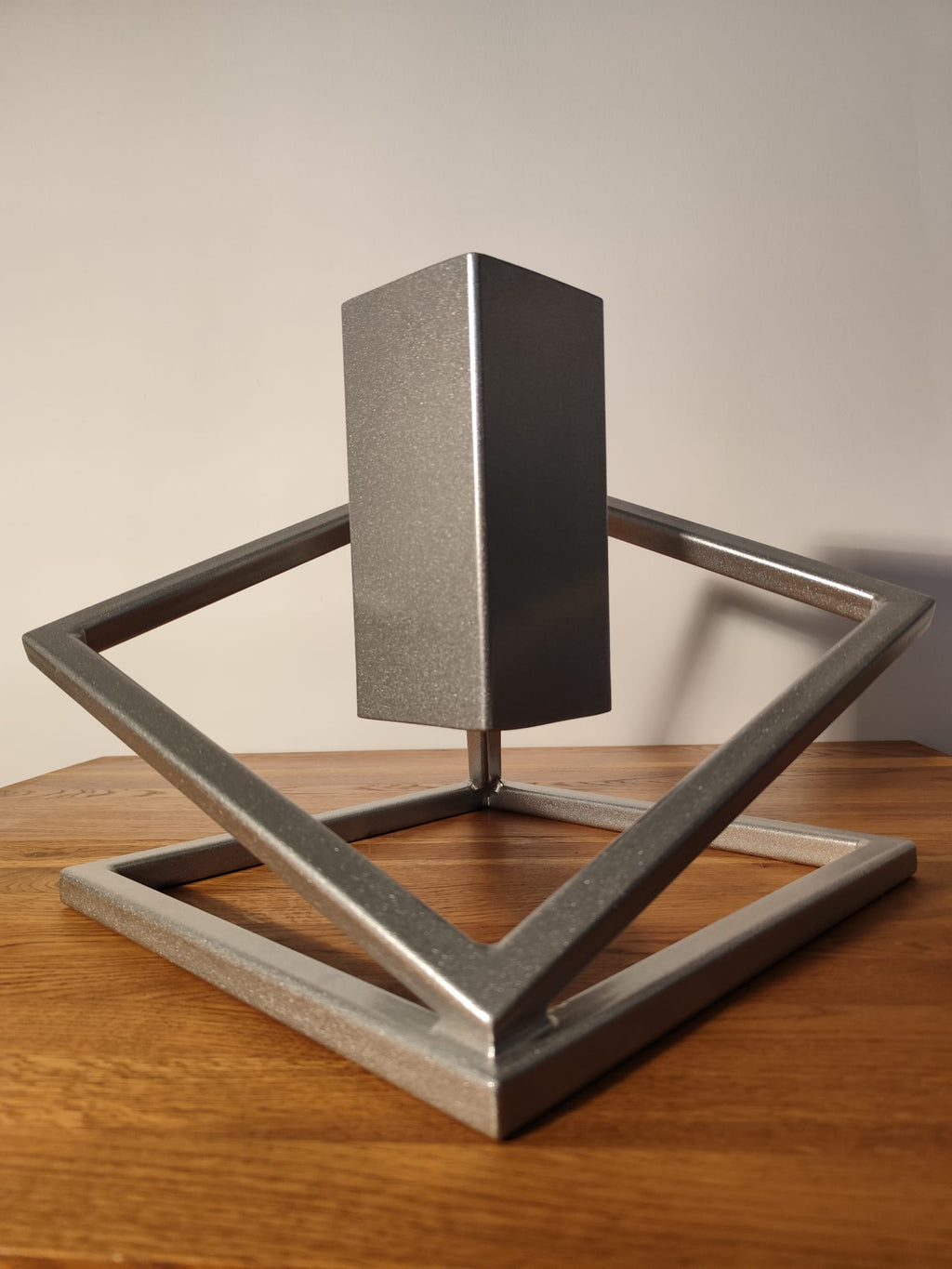 Stojak na Choinkę „LEVITÉ” – srebrny - Largodes - drewno, stal, kamień i światlo w harmonii designu