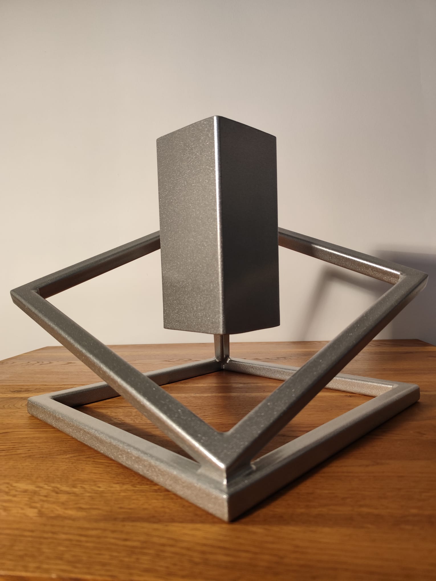 Stojak na Choinkę „LEVITÉ” – srebrny - Largodes - drewno, stal, kamień i światlo w harmonii designu