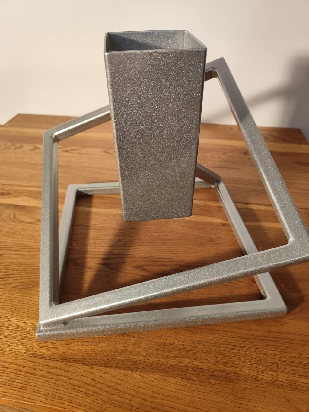 Stojak na Choinkę „LEVITÉ” – srebrny - Largodes - drewno, stal, kamień i światlo w harmonii designu