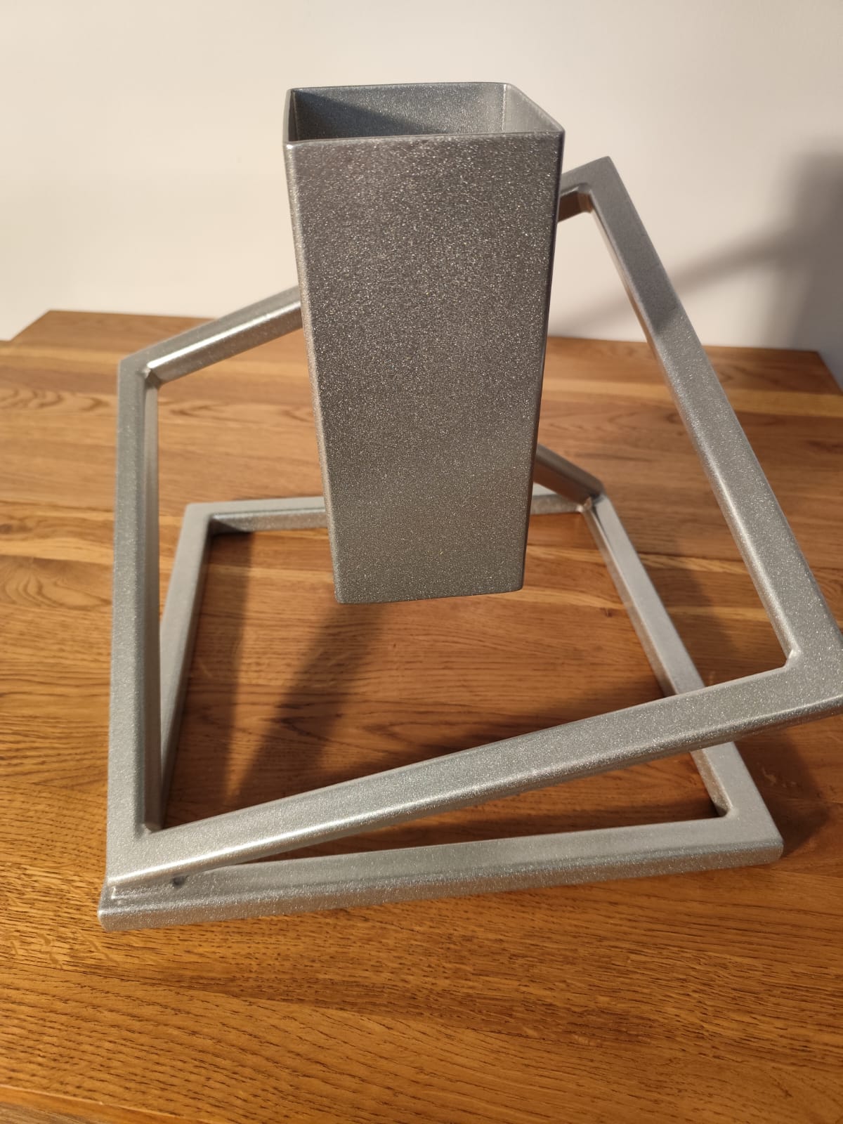 Stojak na Choinkę „LEVITÉ” – srebrny - Largodes - drewno, stal, kamień i światlo w harmonii designu