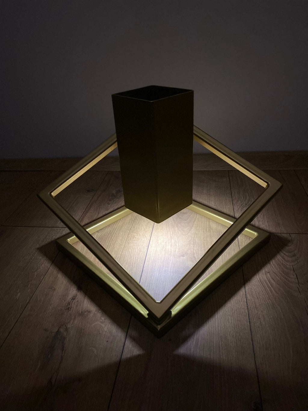 Stojak na Choinkę „LEVITÉ” - złoty - Largodes - drewno, stal, kamień i światlo w harmonii designu