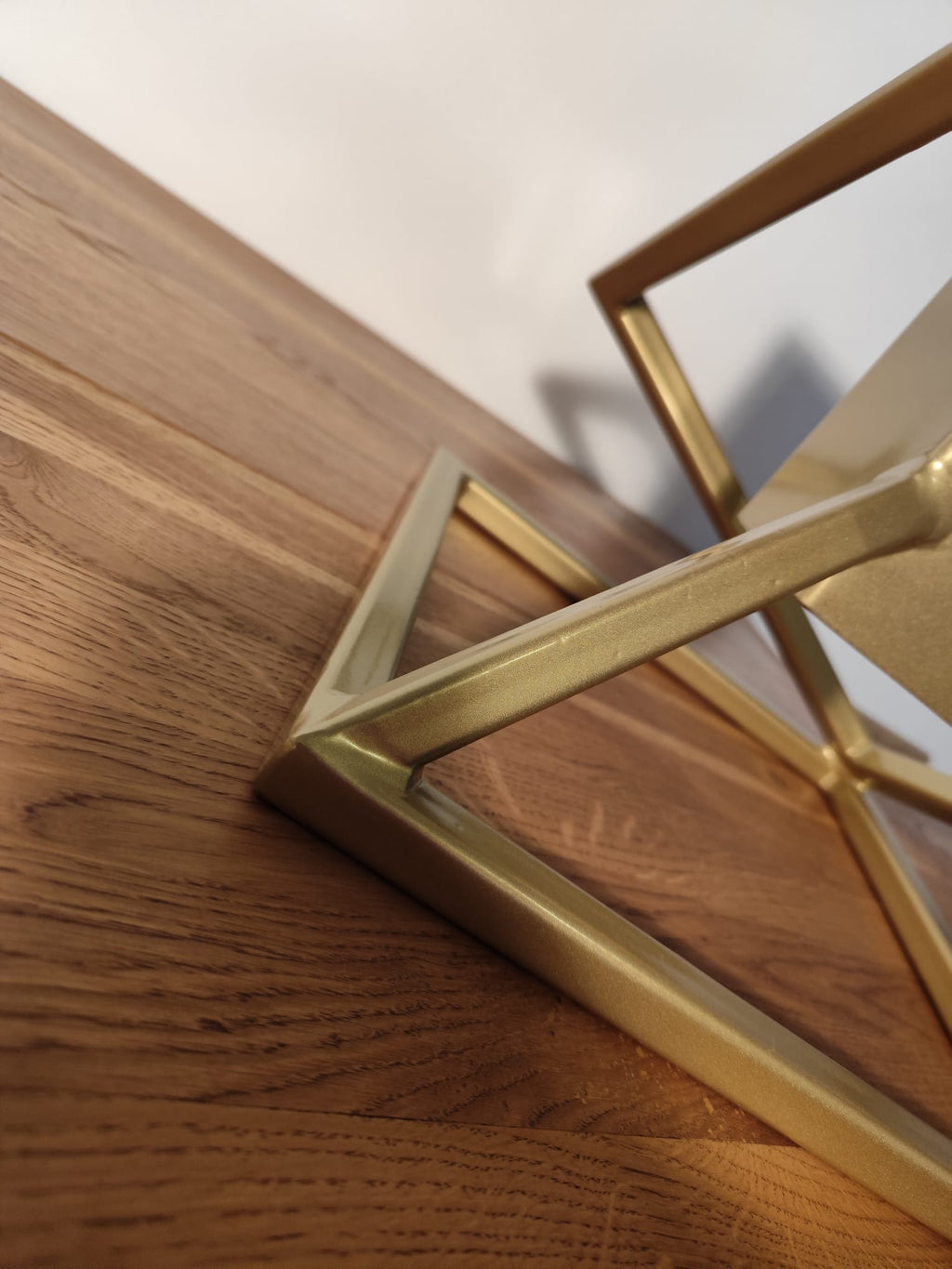 Stojak na Choinkę „LEVITÉ” - złoty - Largodes - drewno, stal, kamień i światlo w harmonii designu