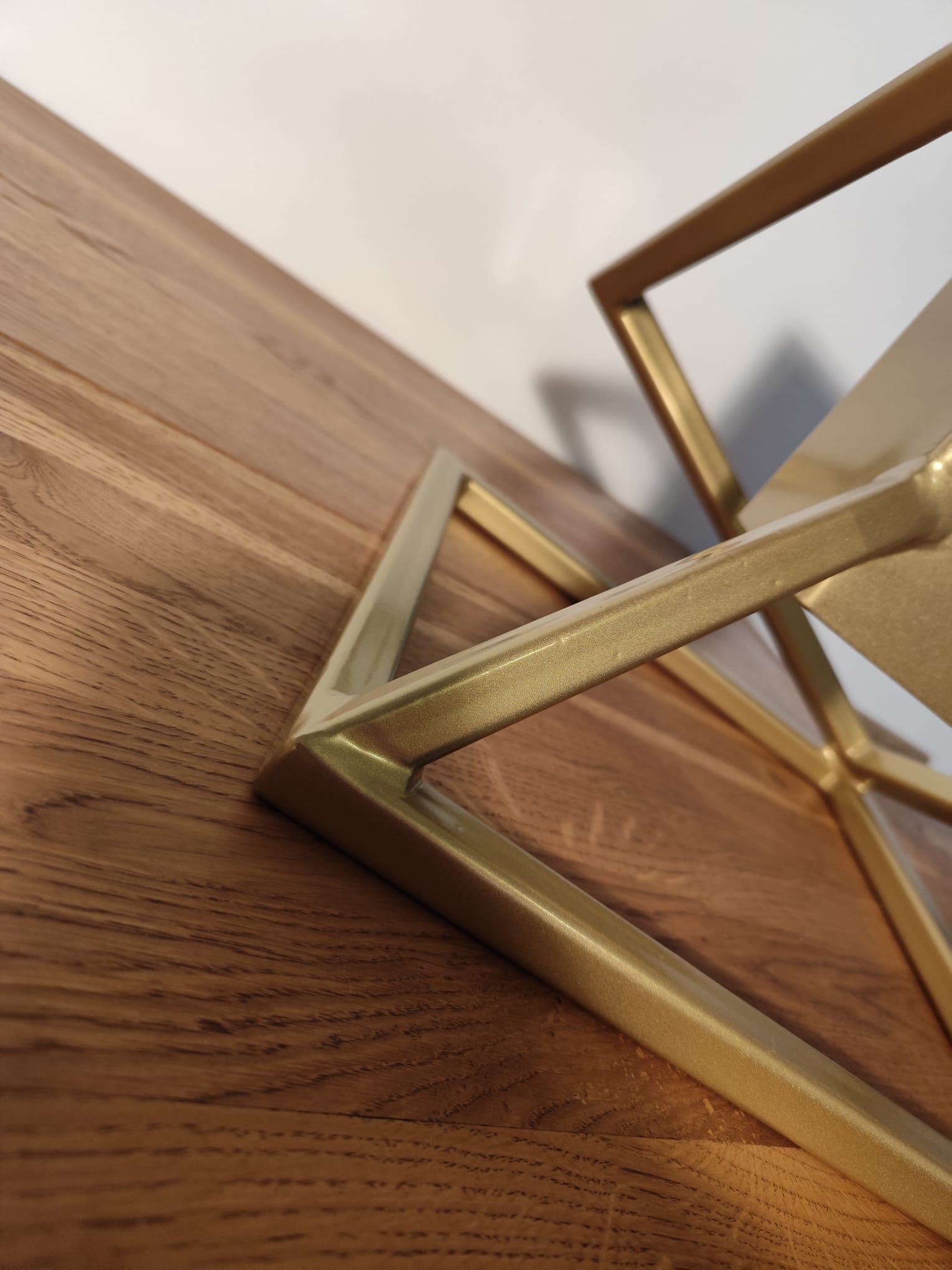 Stojak na Choinkę „LEVITÉ” - złoty - Largodes - drewno, stal, kamień i światlo w harmonii designu