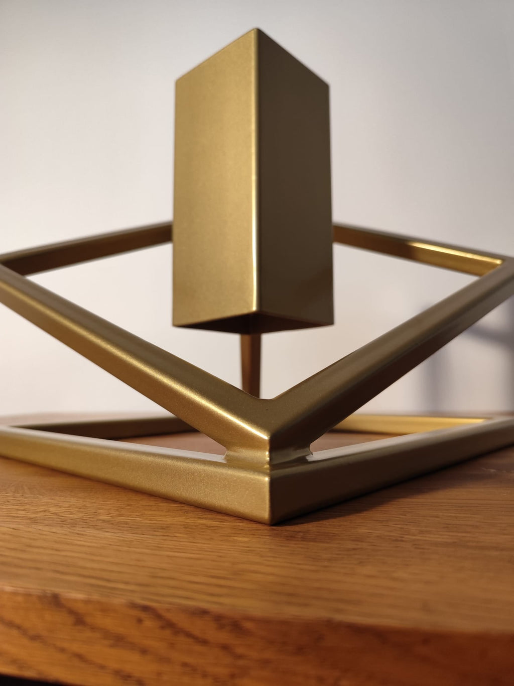 Stojak na Choinkę „LEVITÉ” - złoty - Largodes - drewno, stal, kamień i światlo w harmonii designu