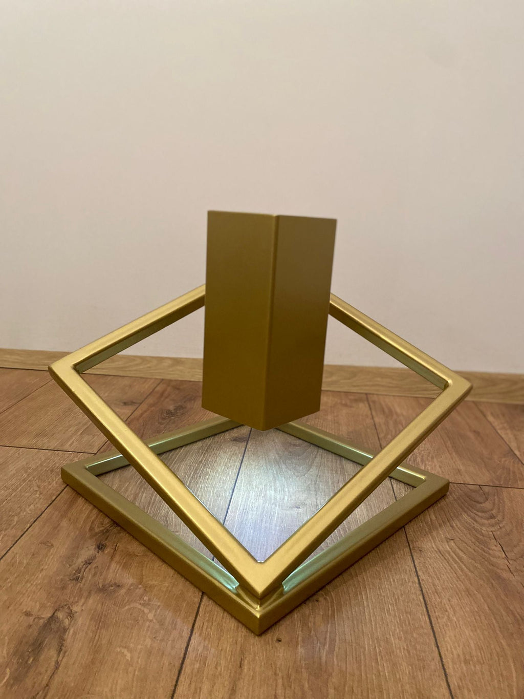 Stojak na Choinkę „LEVITÉ” - złoty - Largodes - drewno, stal, kamień i światlo w harmonii designu