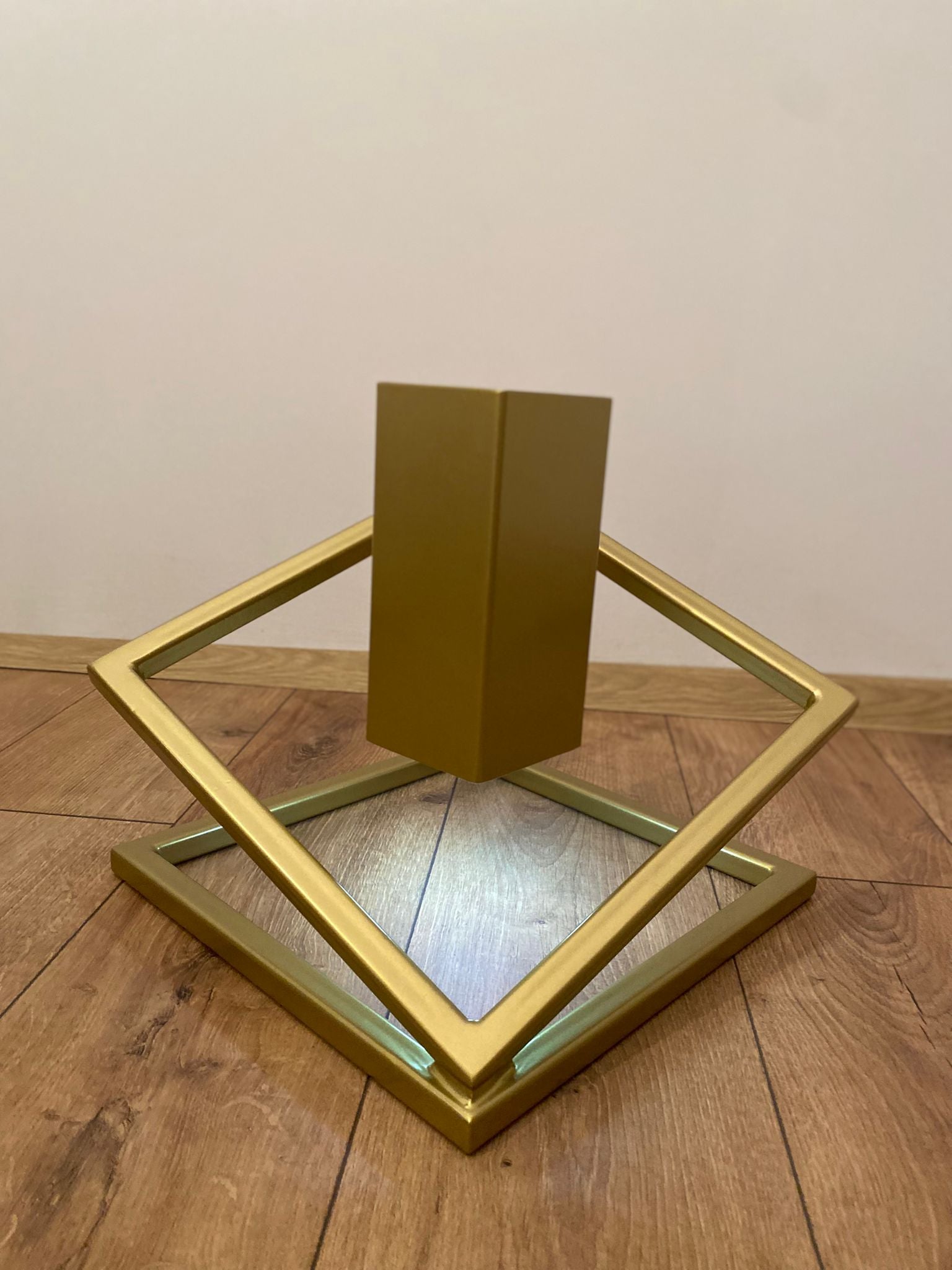 Stojak na Choinkę „LEVITÉ” - złoty - Largodes - drewno, stal, kamień i światlo w harmonii designu