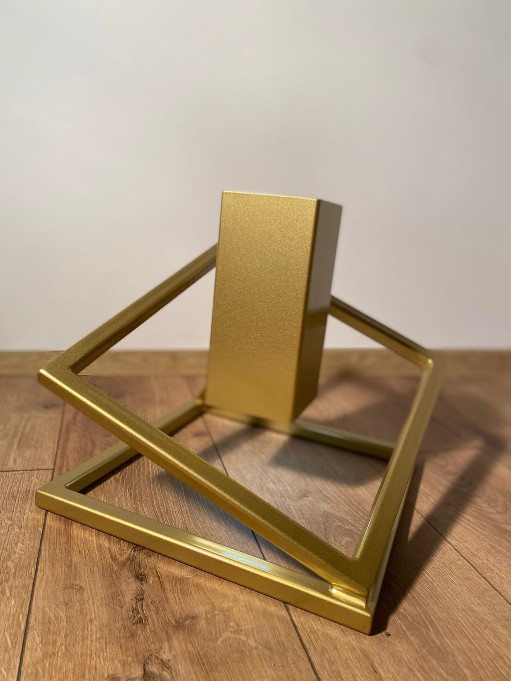 Stojak na Choinkę „LEVITÉ” - złoty - Largodes - drewno, stal, kamień i światlo w harmonii designu