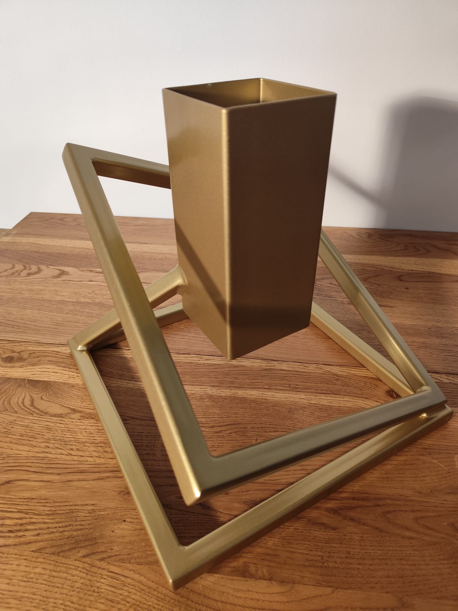 Stojak na Choinkę „LEVITÉ” - złoty - Largodes - drewno, stal, kamień i światlo w harmonii designu