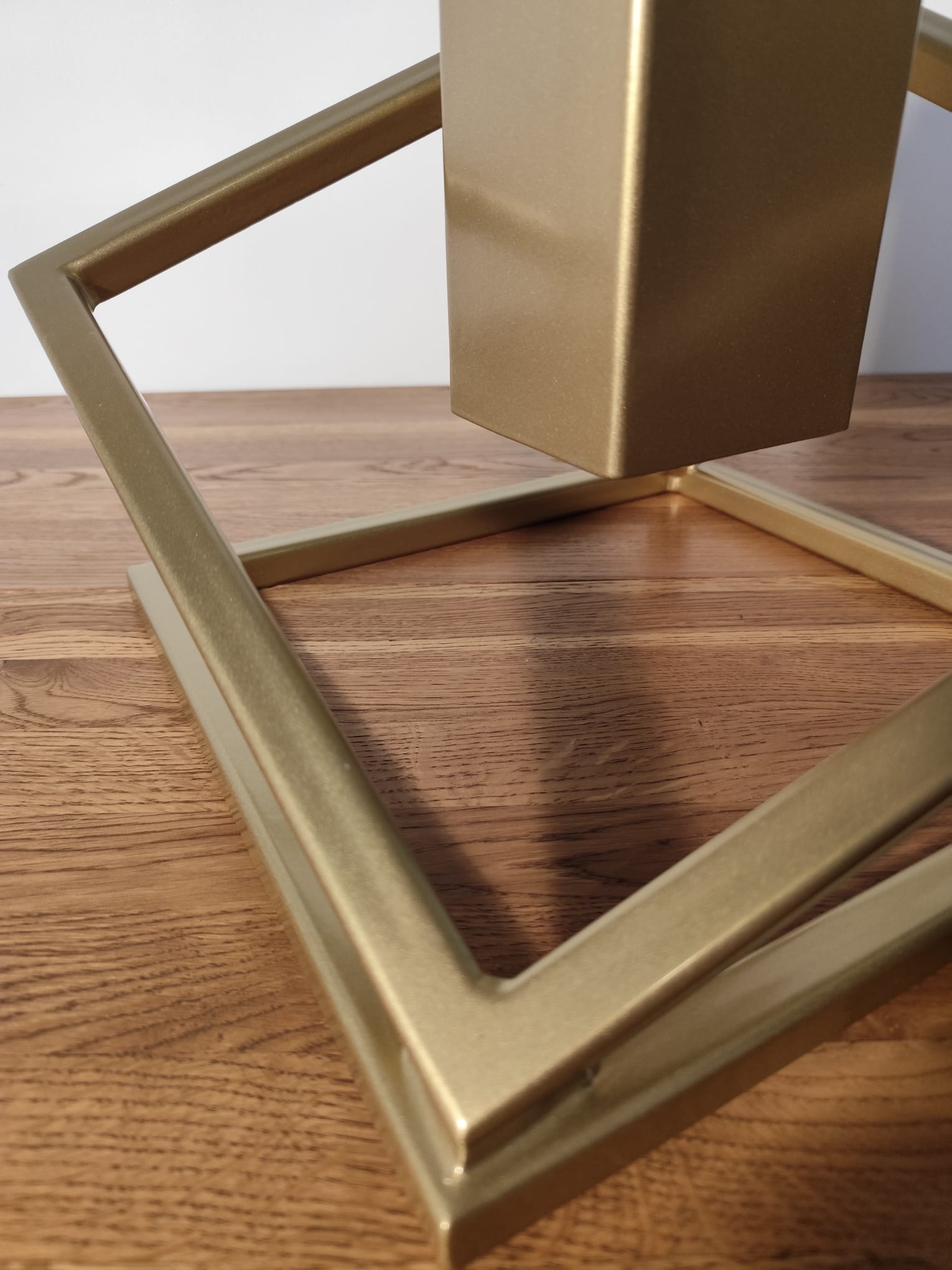 Stojak na Choinkę „LEVITÉ” - złoty - Largodes - drewno, stal, kamień i światlo w harmonii designu