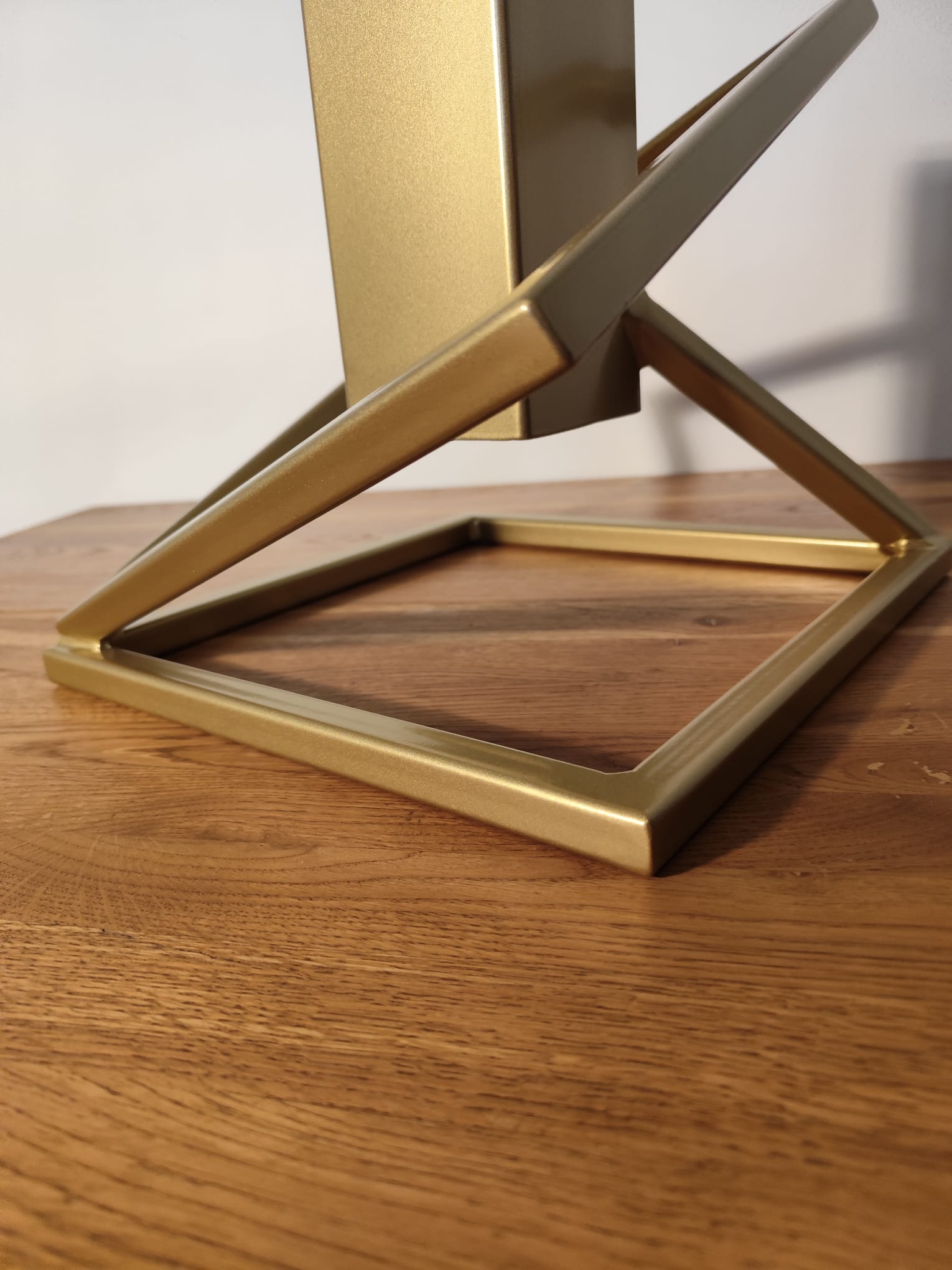 Stojak na Choinkę „LEVITÉ” - złoty - Largodes - drewno, stal, kamień i światlo w harmonii designu