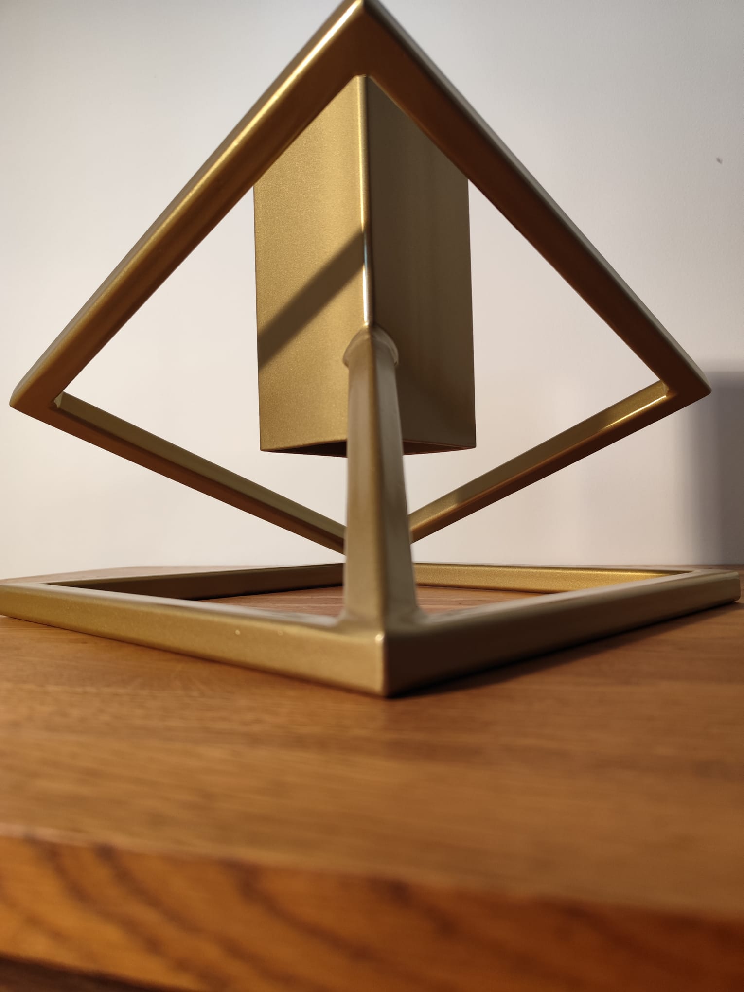 Stojak na Choinkę „LEVITÉ” - złoty - Largodes - drewno, stal, kamień i światlo w harmonii designu