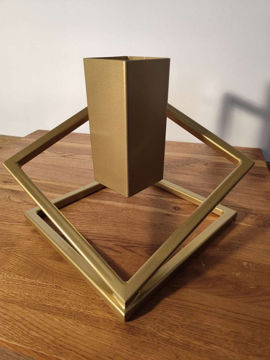 Stojak na Choinkę „LEVITÉ” - złoty - Largodes - drewno, stal, kamień i światlo w harmonii designu