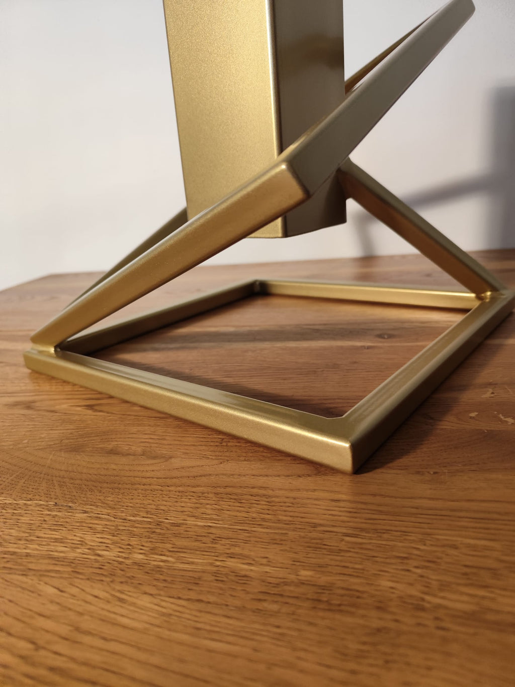 Stojak na Choinkę „LEVITÉ” - złoty - Largodes - drewno, stal, kamień i światlo w harmonii designu