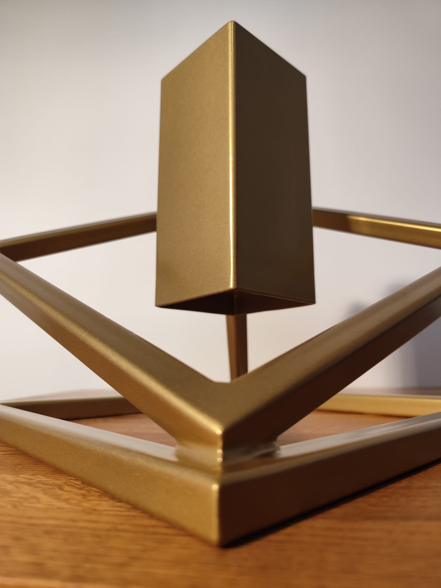 Stojak na Choinkę „LEVITÉ” - złoty - Largodes - drewno, stal, kamień i światlo w harmonii designu